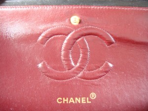 http://bagbible.com/blog/wp-content/uploads/2009/04/authentic-chanel-inside-second-flap-close-up-300x225.jpg