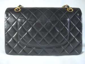 http://bagbible.com/blog/wp-content/uploads/2009/04/authentic-chanel-pocket-300x225.jpg