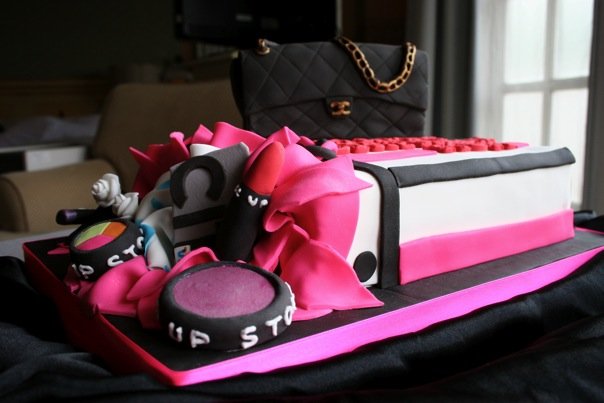 A dear friend of mine uploaded this Chanel birthday cake picture on Facebook 