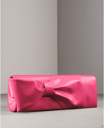 Clutch Bag: Small but long bag (rectangular), evening bag without a handle. You have to clutch it – hence the name.