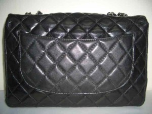 http://bagbible.com/blog/wp-content/uploads/2009/04/fake-chanel-back-pocket-300x225.jpg