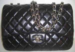 http://bagbible.com/blog/wp-content/uploads/2009/04/fake-chanel-front11-300x208.jpg