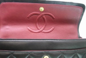 http://bagbible.com/blog/wp-content/uploads/2009/04/fake-chanel-inside-second-flap1-300x204.jpg